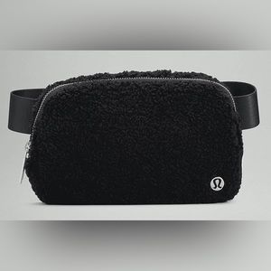Lululemon black Sherpa belt bag (OLD MODEL)